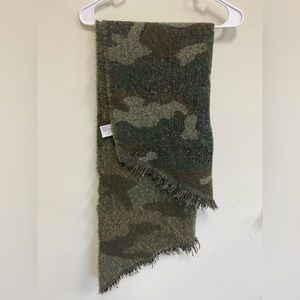 American Eagle Outfitters Camo Blanket Scarf